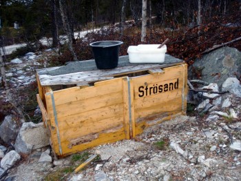 Bilde av kasse med strøsand. Foto Hans Sollid