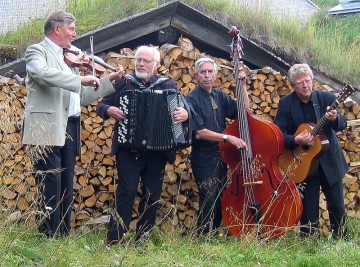 Bilde av svein nyhus kvartett spiller opp på tunet på Amperhaugen foto JØ