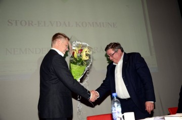 Bilde av Even som takker av Sigmund Vestad