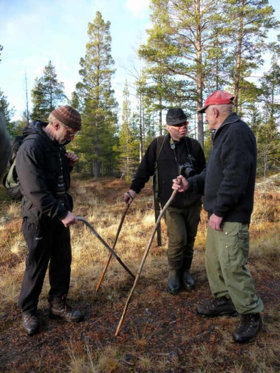 Bilde av dei gamle karane med kjeppane. Om desse berre kunne tale. Foto Kari Sunde