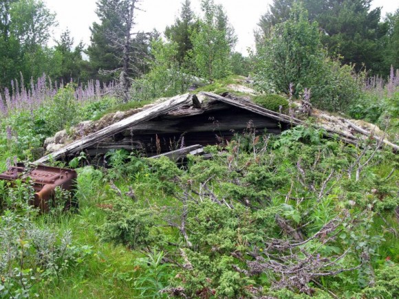 Bilde av restene av fjøset på Soplligardssetra. Foto Hans Sollid