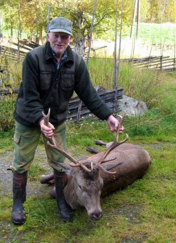 Anton Brænd er en dyktig jeger. Her med felt hjort. Foto Jo Øvergaard