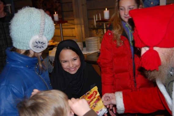 Ulike kulturer møtes under julegrantenninga. Foto Jo Øvergaard