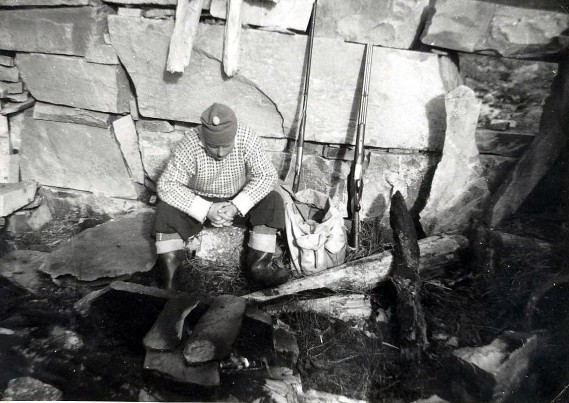 Bilde av Bjørn tangen under ei kvile i Håkkåhytta under rypejakta. Foto Ulf Helgesen