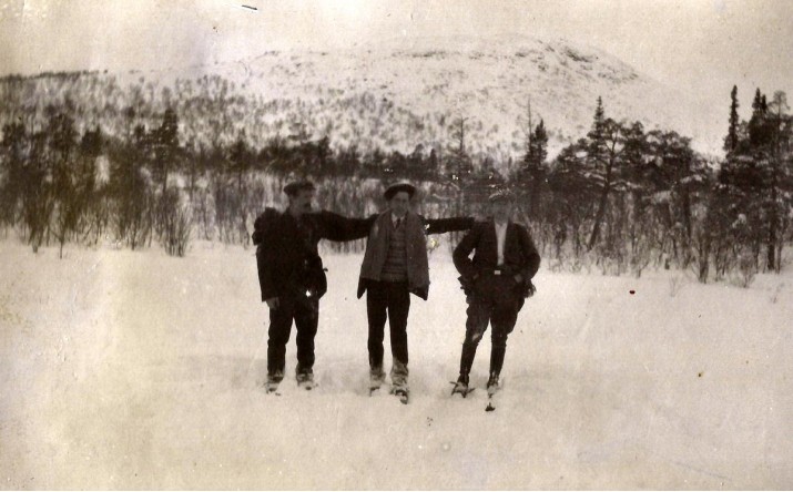 11 1207 N Finstad tre skiløpere på Finnsjøen