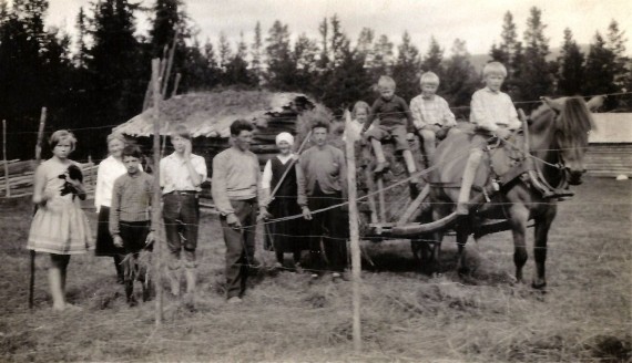 Slåttebilde fra Seterssetra i 1927 eller 28. Foto utlånt av Agnes Kulstad f. Uthi