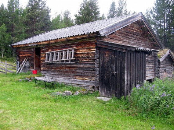 Bilde av fjøset og doen på Seterssetra. Foto Hans Sollid