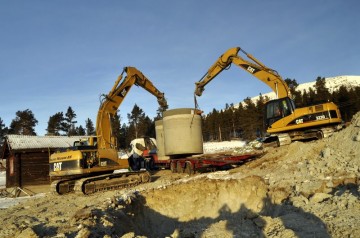 Folldal Maskin løfter av betongtank på 7 t foto Jo Øvergaard