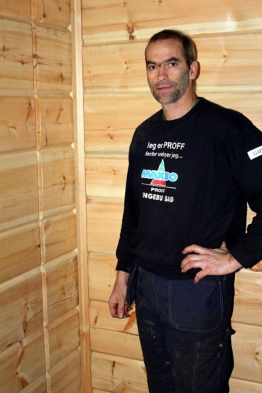 Bilde avTor Einar Sogesal med lafteveggen. Foto Hans Sollid