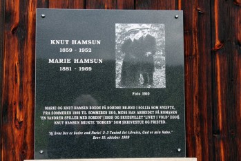 Bilde av minneplata for Maria og Knut Hamsund. Foto Bjørn Brænd