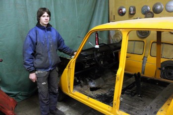 Bilde av Torkil med sin Renault 4. Foto Hans Sollid