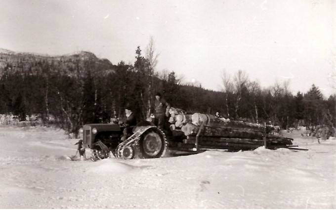 Tømmerkjøring på Mokjølen. Foto utlånt av fam etter Ambros Sollid