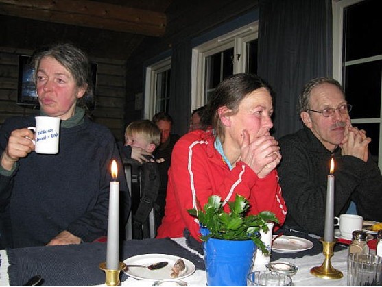 Kaffen og kakene smakte godt. Foto Berit Gomnæs