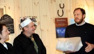 Innovasjon Norge ved Trond Olav Lundby overrekker gave. Foto Jo Øvergaard