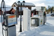 Bilde av bensinpumpene vedAtnsjø kafe: Foto Hans Sollid