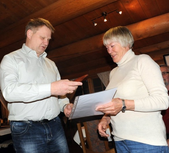 Even overrekker Tove kniv og diplom foto JØ