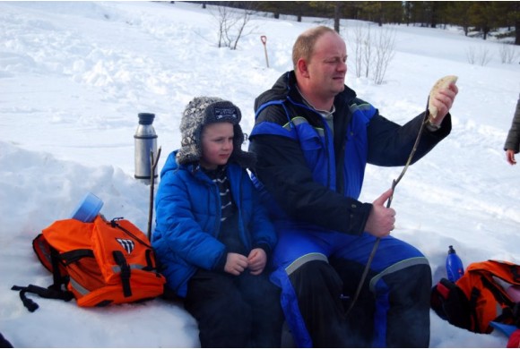 Ole Johan og Ole Harald koser seg i matpausa