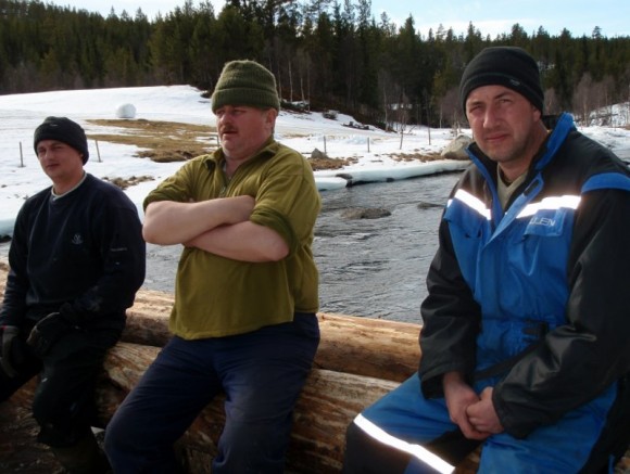 John Audun Furuseth sammen med sine to latviske medhjelpere. Foto Hans Sollid
