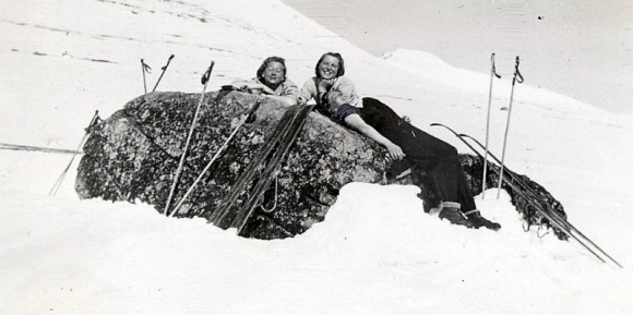 1943 Gunvor Helene (Gunne) Dahl, Kari Moen Øvergård på ski under Blåkampen. Foto Rolf Øvergaardski
