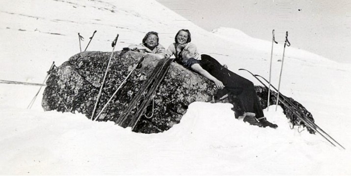 1943 Gunvor Helene (Gunne) Dahl, Kari Moen Øvergård på ski under Blåkampen. Foto Rolf Øvergaardski