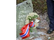 Krans ved minnestøtte