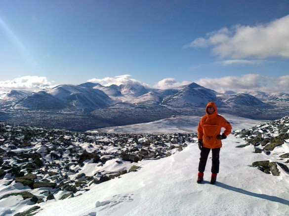 På toppen av Blåkampen med Rondane i bakgrunnen foto Eino Rundberget