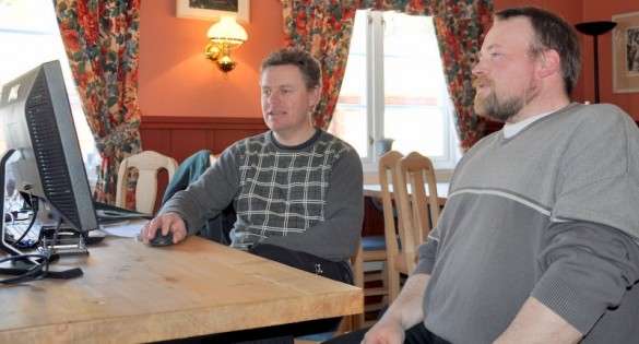 Planlegger Øistein Nerby og skogeier Brynjar Tansgen går igjennom MIS i skogen til Brynjar foto Julie Bjercke