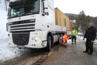 Semitrailer og hjelpsomme medtrafikanter foto Jo Øvergaard