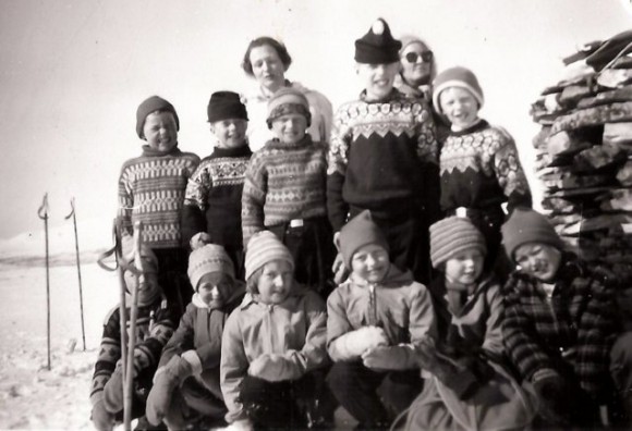 Skoleskitur på Finnsjøvola 1960. Foto utlånt av Agnes og Ragnar Kulstad