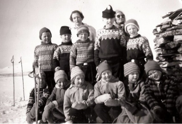 Skoleskitur på Finnsjøvola 1960. Foto utlånt av Agnes og Ragnar Kulstad
