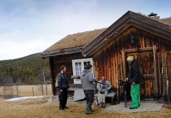 Einar som Vesle Per og Tove som mora.Regissør er og til h fotograf foto Jo Øvergaard