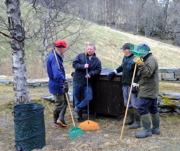 Kirkegardsdugnad 0Geir,Ole Anton,Anton og Åge tek seg en prat etter ferdig arbeid. foto Jo Øvergaard