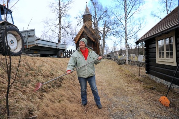 Kirkegardsdugnad Sollia foto Jo Øvergaard