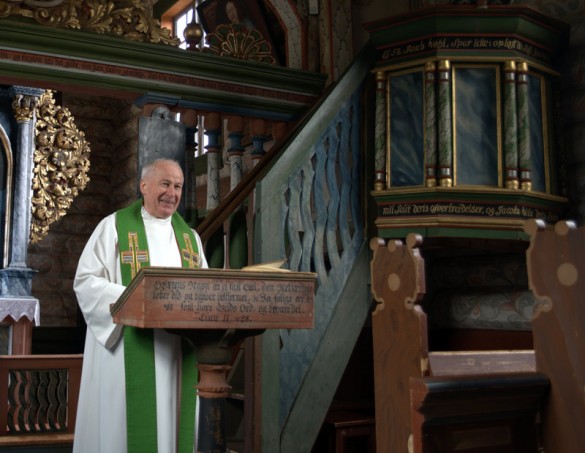 Sokneprest Åge Hval foretter i Sollia Kirke 17.mai 2012 foto Jo Øvergaard