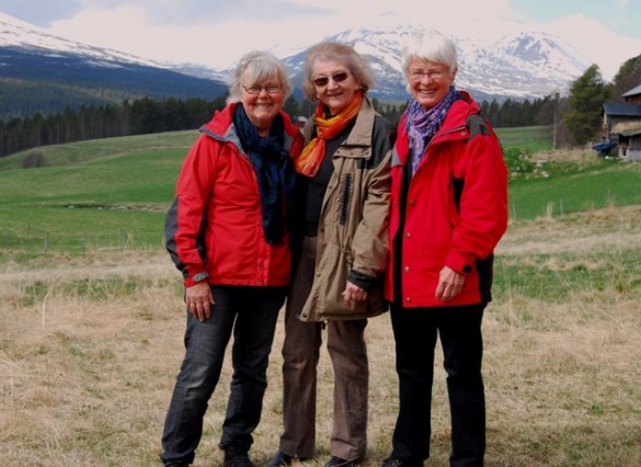 Kursholderne Randi Kjeldsen og Anna Helene Landsverk med                  veteranen Liv Nesset i midten. Liv Nesset har deltatt på samtlige                 Vedic Art -kurs i Sollia.