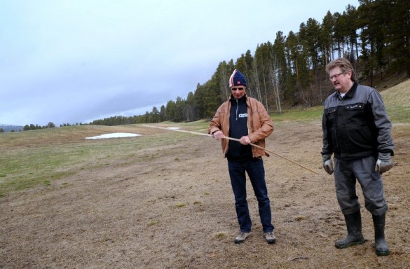 Viggo og Ole har funnet beste plassen mht avstand hus,trær,bakker,inn- og utstråling etc foto Jo Øvergaard