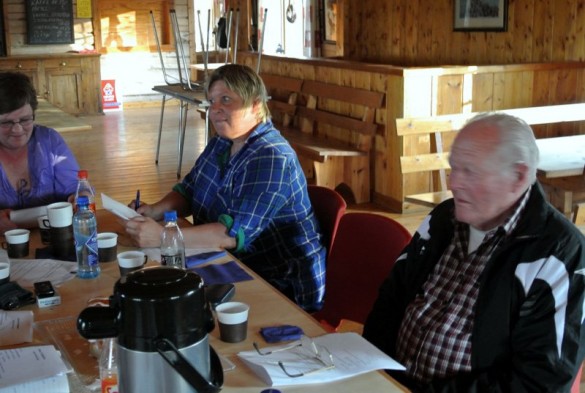 Bente Joveig, Ingrid og Per Brænd. Per som er går mot 91 år, følger stadig årvåkent med hva som skjer med kretsens eget hus. foto Jo Øvergaard