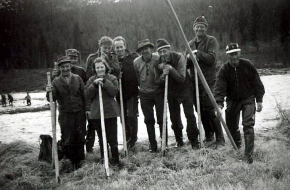 Tømmerfløtere i Atna ne'me ælven. Foto utlånt av Svend Uthi