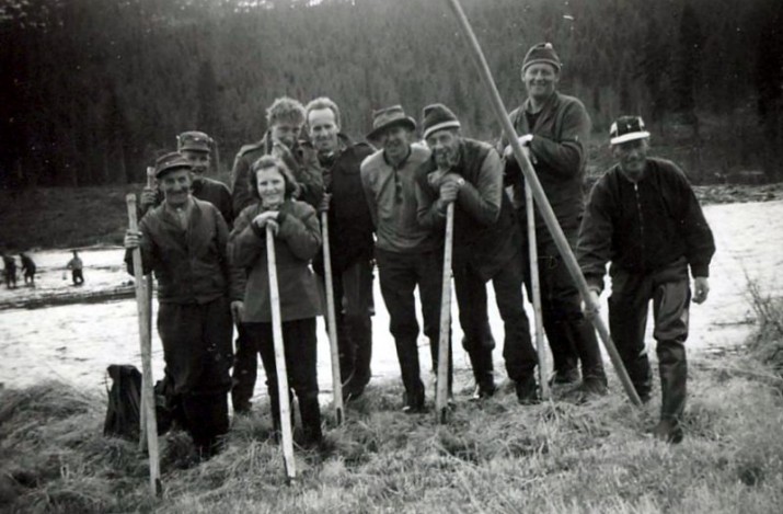 Tømmerfløtere i Atna ne'me ælven. Foto utlånt av Svend Uthi