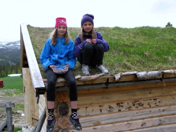 På Nørdre Nesset satt disse 2 blide ungjentene og fristet med sjokolade. Foto Berit Gomnæs