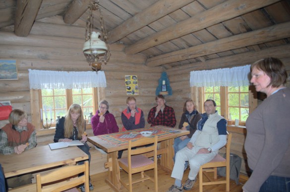 Inne i seterstua. Ellen Marie synger og forteller foto Jo Øvergaard