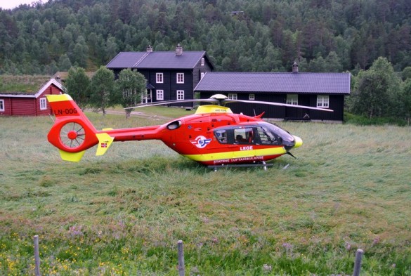 Norsk Luftambulanse sitt helikopterpersonell deltok på debriefing og støttearbeidet for de anre i følget på Enden. Foto Marit Øvergaard