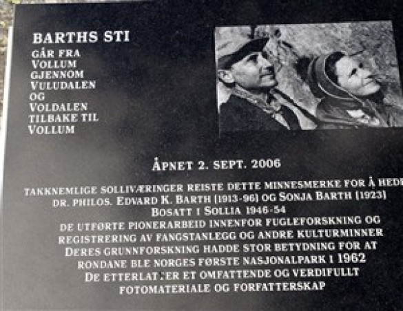 Minnepplata Sonja og Edvard Barth foto Jo Øvergaard