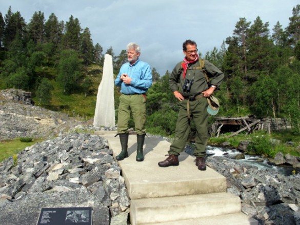 Bjørn Brænd ønsker velkommen. T.h.kjentmann og historiker Lars Otto Wollum. Foto Hans Sollid