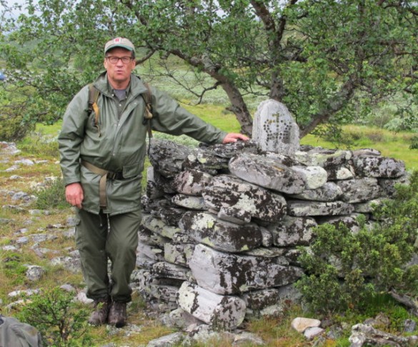 Lars Otto forteller om kronrøsa i Vuludalen, Foto Hans Sollid