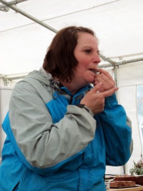 Ellen spiller på munnharpe