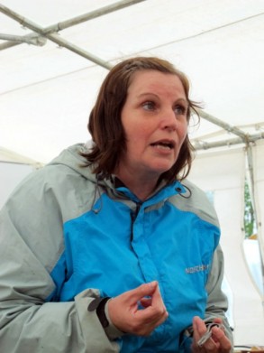 Ellen framfører et stev. Foto Hans Sollid