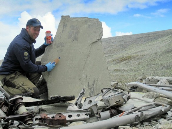Eivind Faldet fra SNO klar med malingsfjerner og klut foto SNO SAB