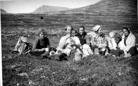 Edvard Holt på multetur med Kitty Rosseland, fru Holt; Inga Holtet, Sigrid Holtet og ?? (Foto: Leiv Rosseland)