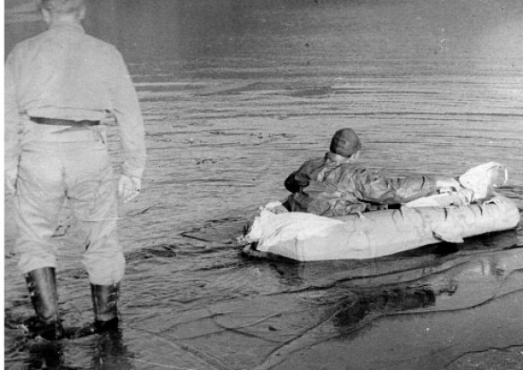 Leiv Rosseland setter garn ved prøvefiske på Atnsjøen senhøstes, trolig 1944. Assistent Hjalmar Holtet med ryggen til.